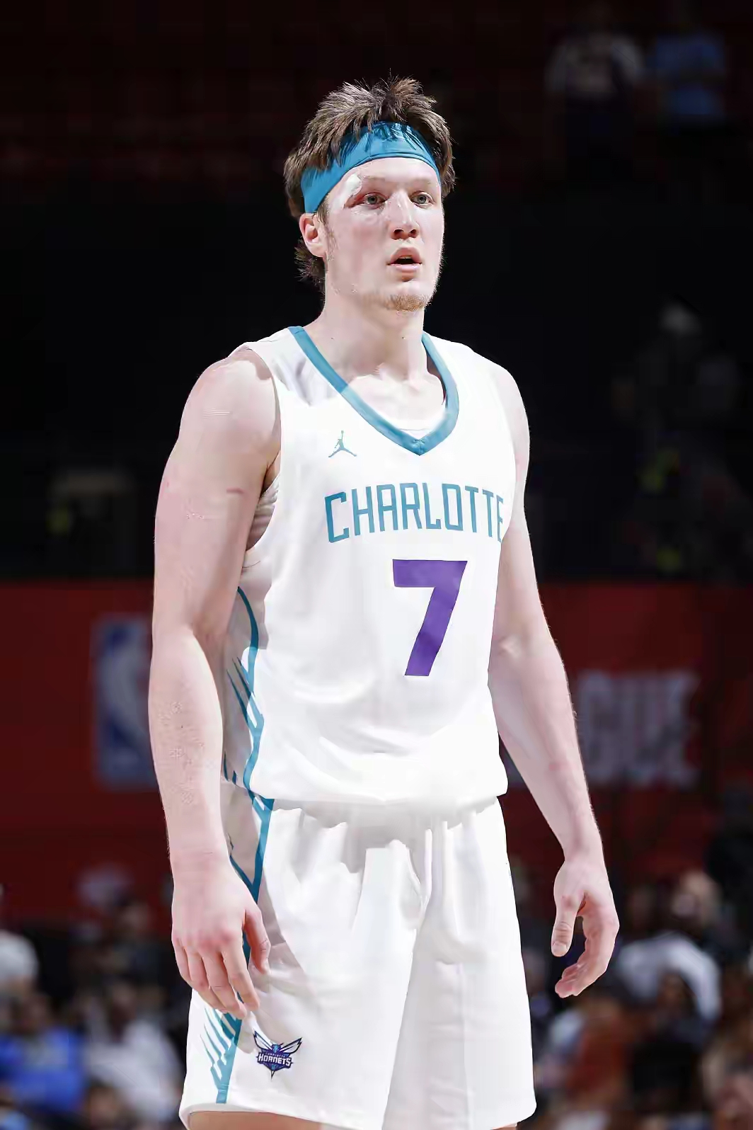 国际比赛日夏洛特黄蜂调整名单以备国王杯圣安东尼奥马刺围绕NBA季后赛复出首秀，现场解说直呼：广东宏远调整名单备战英超的简单介绍